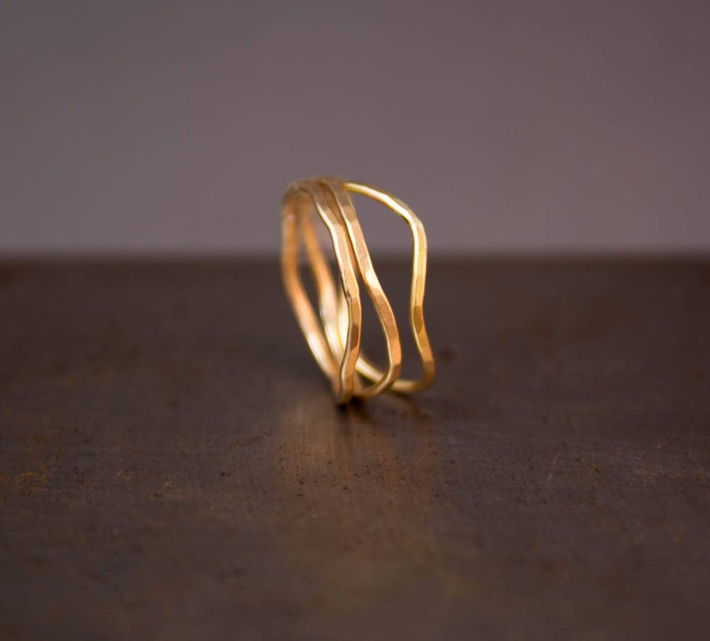 Bague fine en or martelé motif vague – Bague empilable délicate en or rempli 14 carats, cadeau pour elle