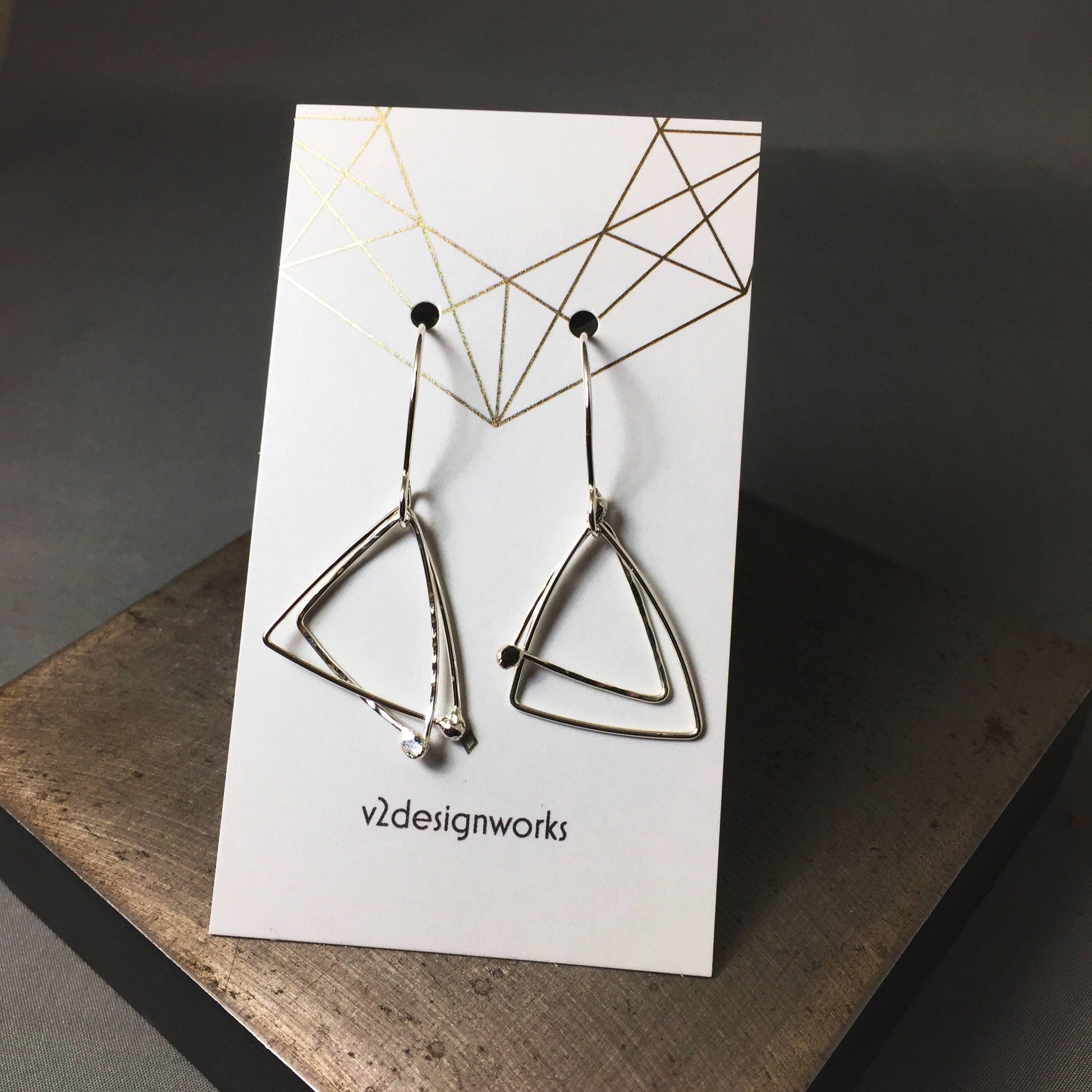 Boucles d'oreilles triangulaires, boucles d'oreilles en argent martelé, cadeau pour elle, boucles d'oreilles en argent écologique, boucles d'oreilles géométriques