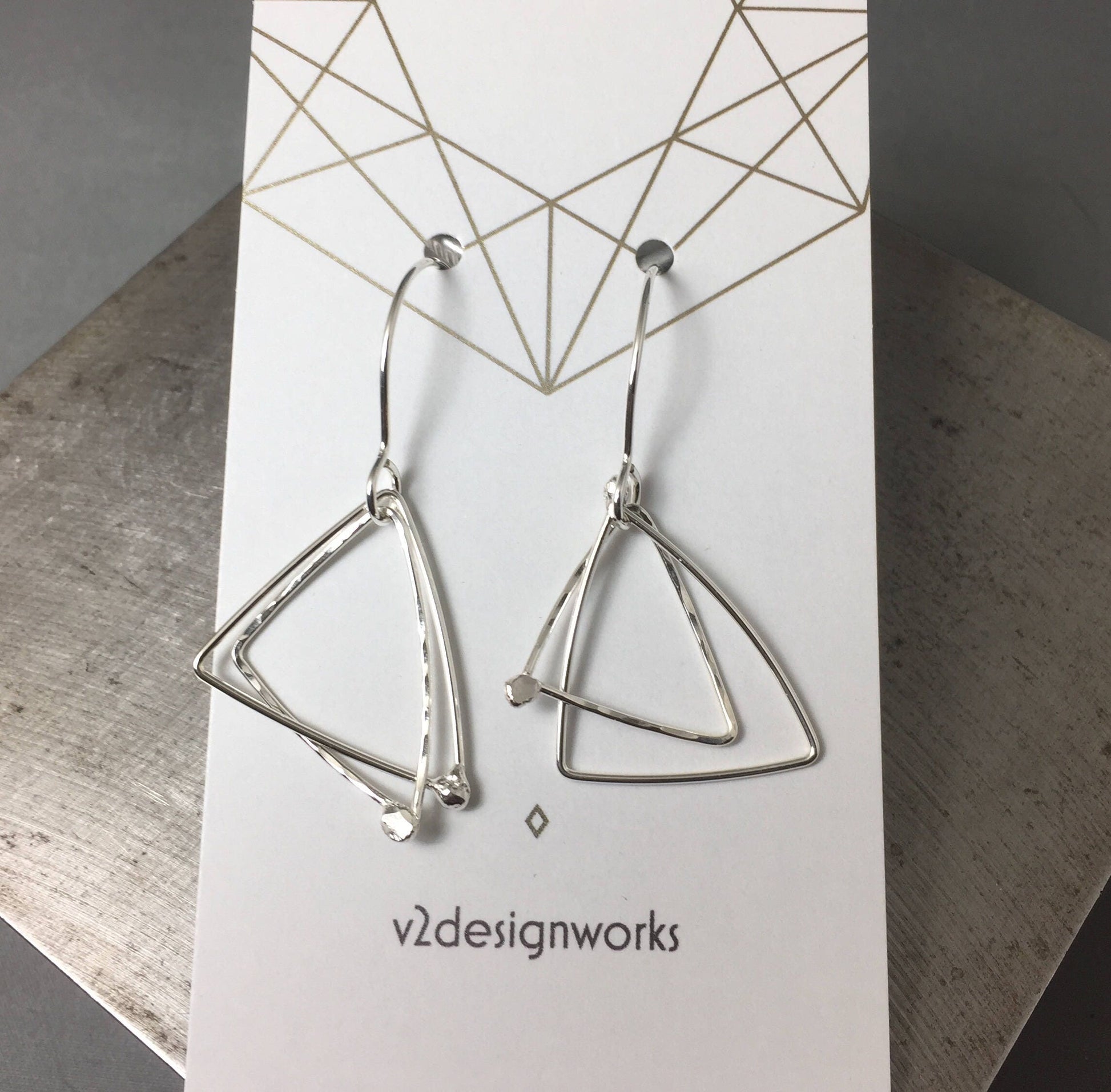 Boucles d'oreilles triangulaires, boucles d'oreilles en argent martelé, cadeau pour elle, boucles d'oreilles en argent écologique, boucles d'oreilles géométriques