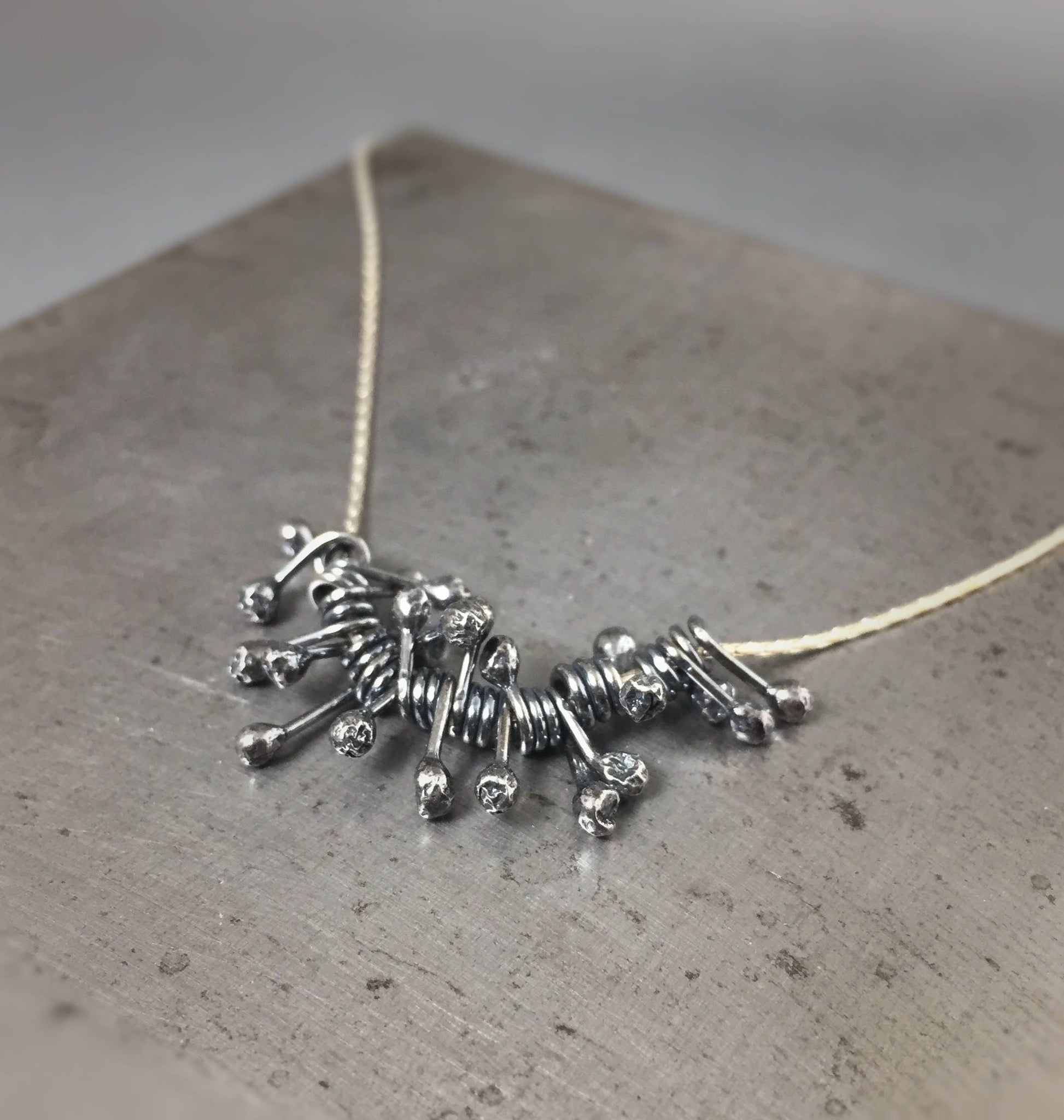Collier à franges en argent, collier à superposer, collier en argent sterling recyclé, cadeau pour femme, collier asymétrique, cadeau pour amie