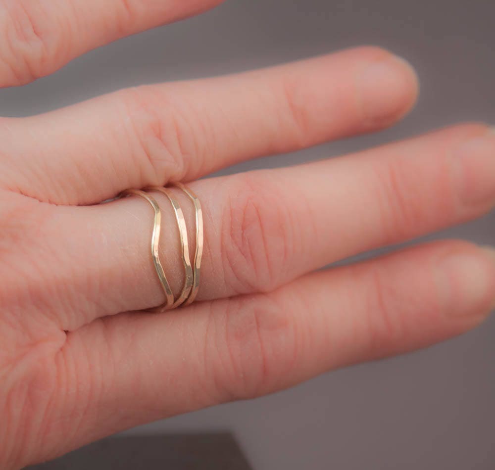 Bague fine en or martelé motif vague – Bague empilable délicate en or rempli 14 carats, cadeau pour elle