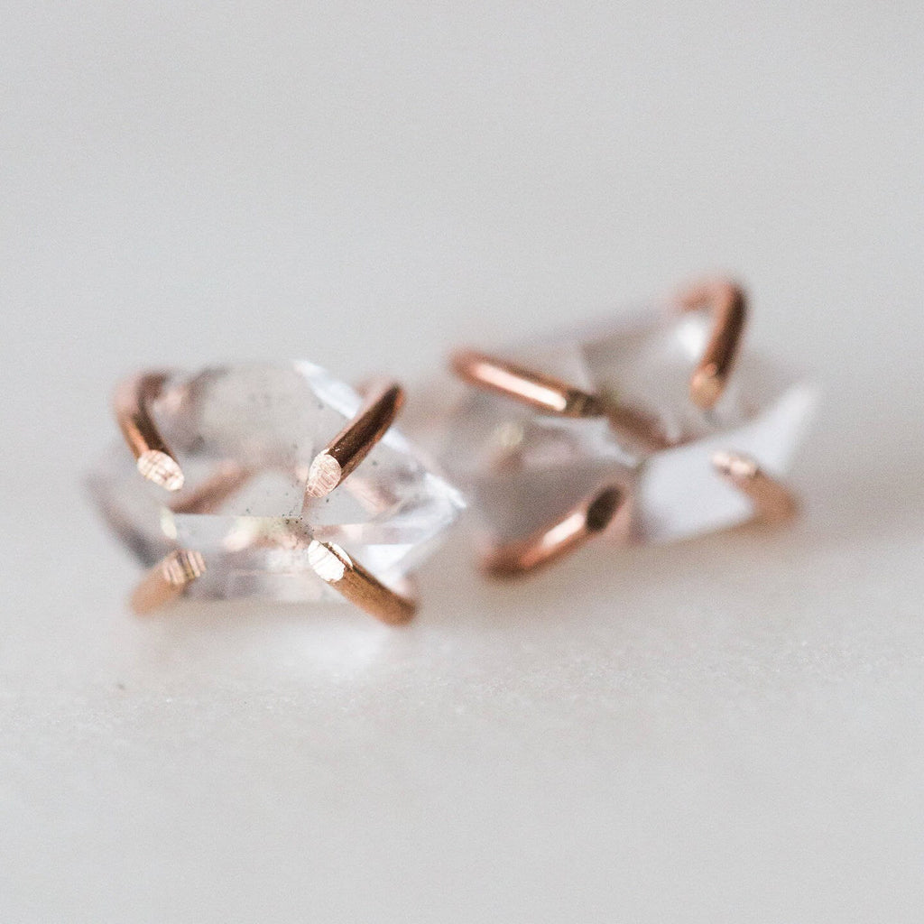 Boucles d'oreilles en diamant brut, boucles d'oreilles en diamant Herkimer, boucles d'oreilles avec pierre de naissance d'avril, clous spirituels, boucles d'oreilles à tige en pierres précieuses, bijoux Bélier, cadeau