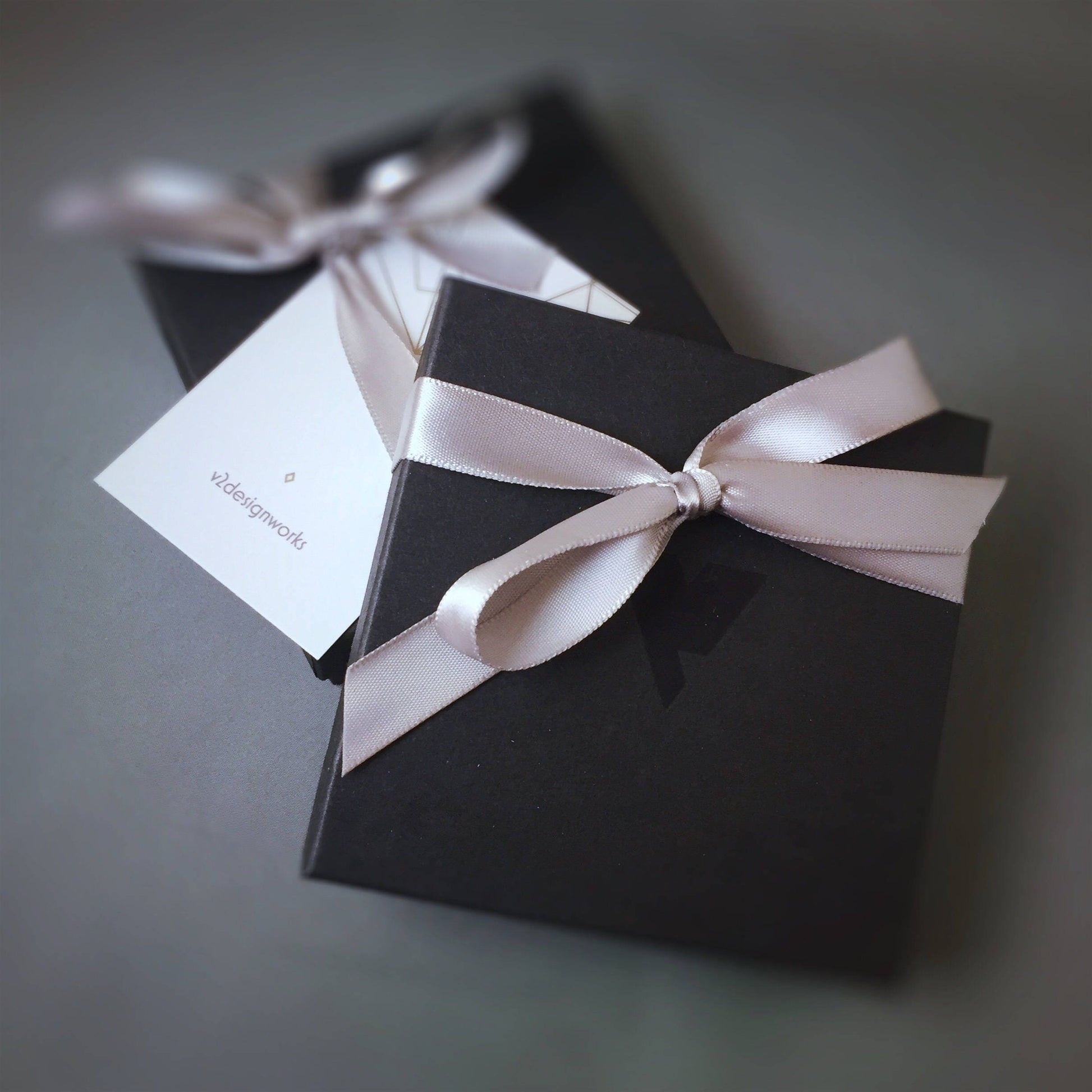 Petites boucles d'oreilles noires en argent sterling recyclé : bijoux à franges tendance