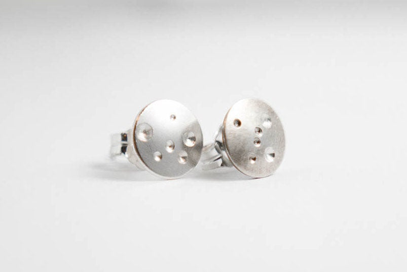Boucles d'oreilles à tige en argent • Boucles d'oreilles lune en argent brossé • Petites boucles d'oreilles à tige • Clous d'oreilles en argent recyclé • Cadeau de bijoux pour elle