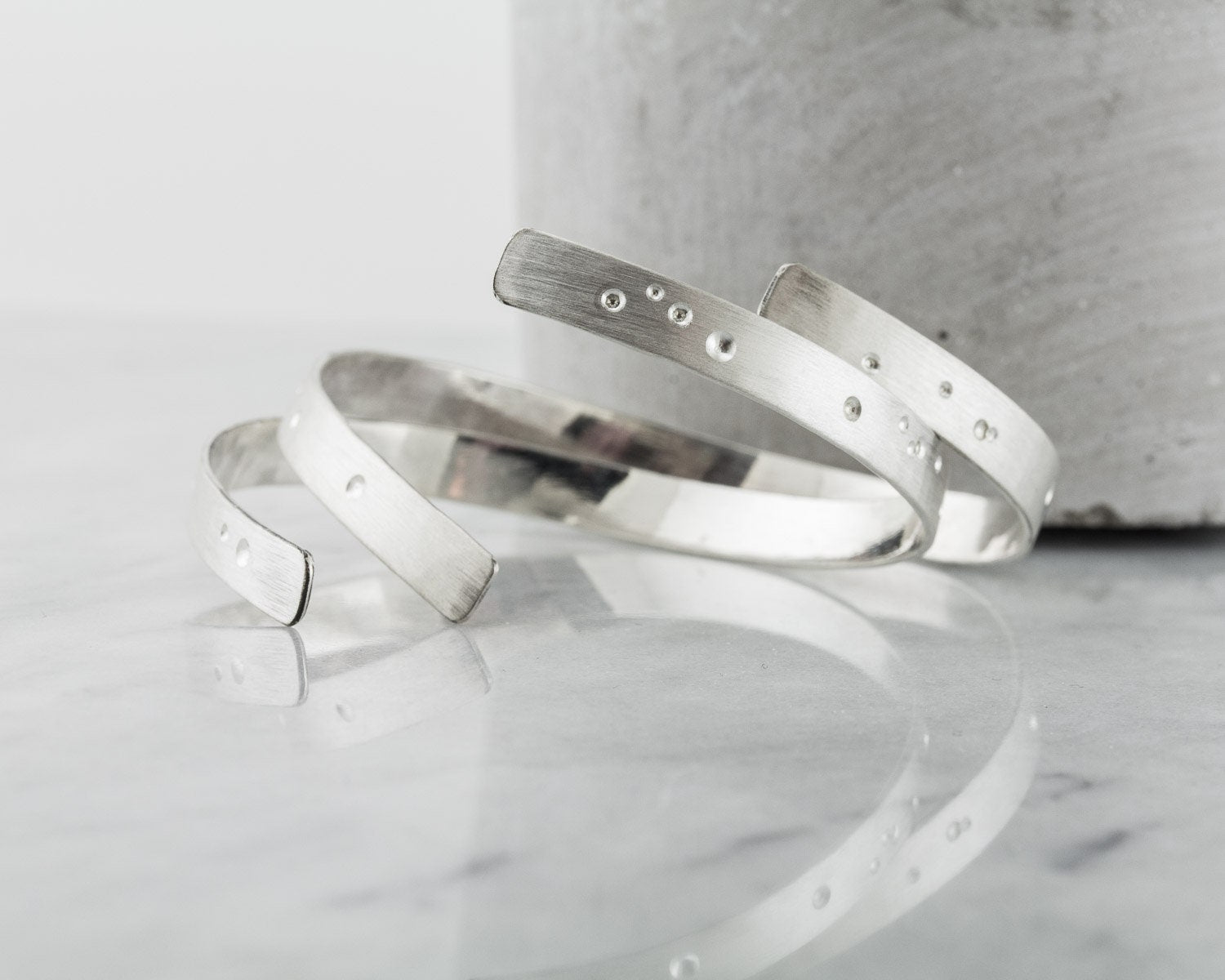 Bracelet manchette en argent, bijou Voie Lactée, cadeau pour femme, manchette empilable, bracelet minimaliste, jonc ouvert en argent recyclé