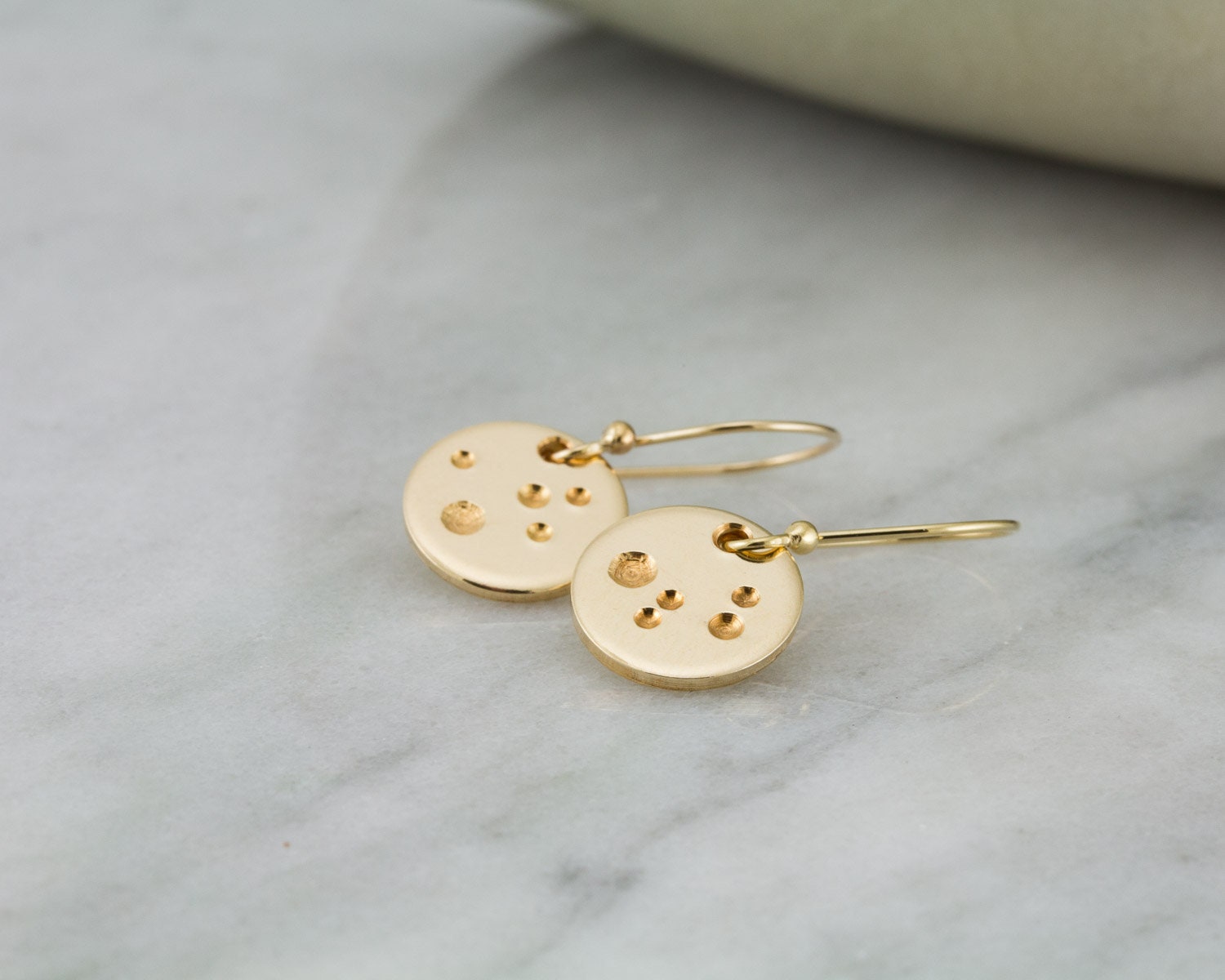 Petites boucles d'oreilles en or, boucles d'oreilles pendantes lune en or, boucles d'oreilles en or rempli 14 carats, boucles d'oreilles célestes, cadeau pour elle