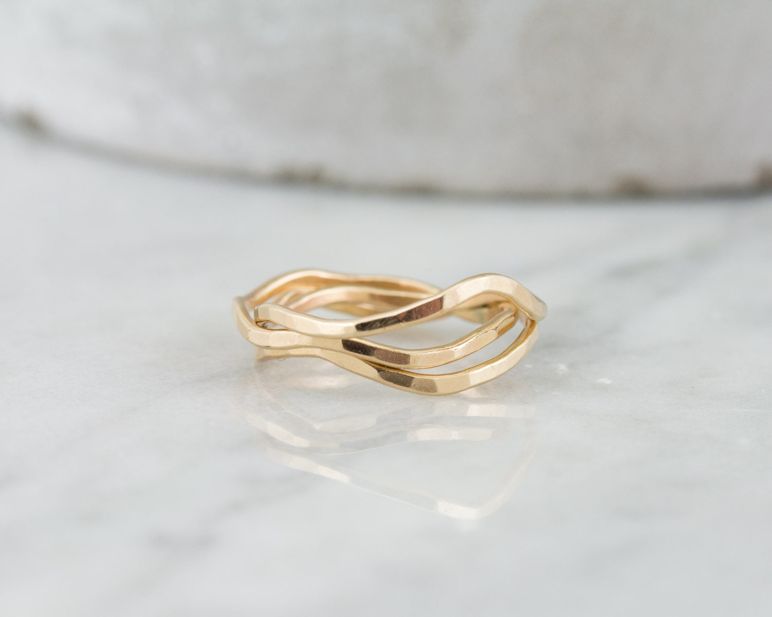 Bague fine en or martelé motif vague – Bague empilable délicate en or rempli 14 carats, cadeau pour elle