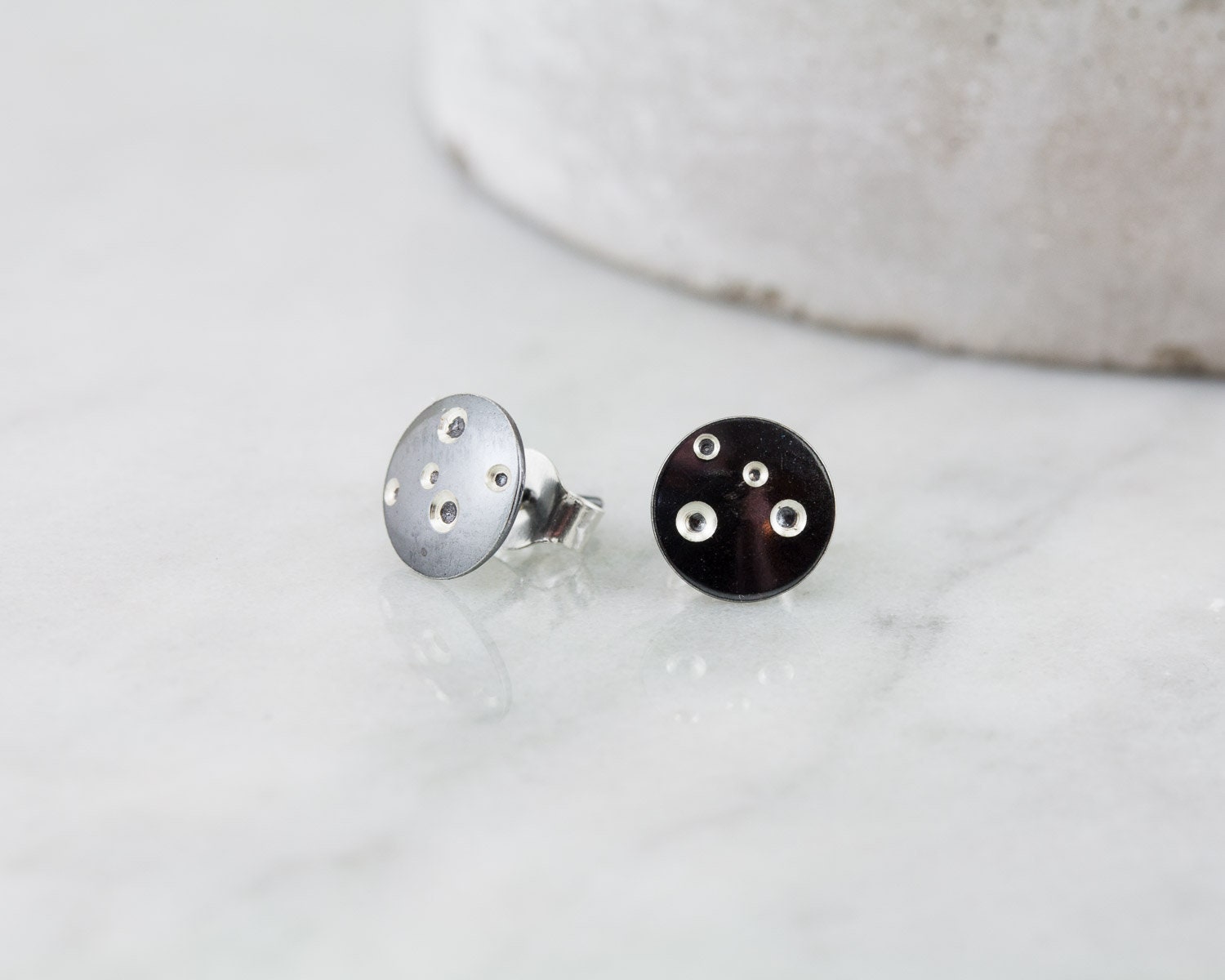 Boucles d'oreilles à tige noires, boucles d'oreilles célestes, boucles d'oreilles cercle noir, boucles d'oreilles ciel nocturne, boucles d'oreilles argent noir