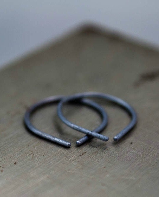 Boucles d'oreilles noires en argent recyclé, boucles d'oreilles minimalistes, cadeau pour elle ou lui, cadeau de Noël