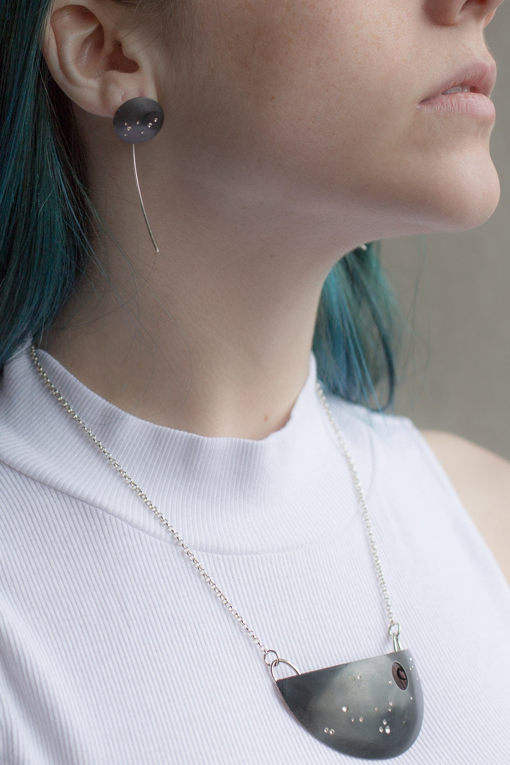 Boucles d'oreilles noires à enfiler célestes : un cadeau astronomique audacieux pour les femmes scientifiques
