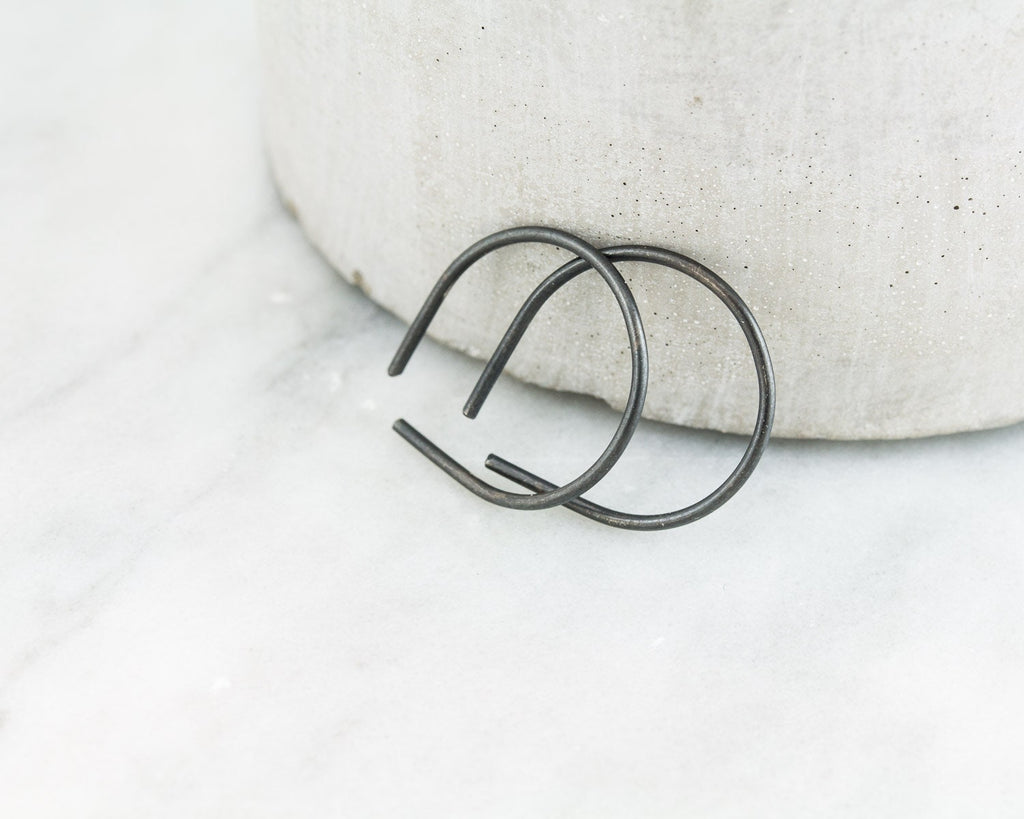 Boucles d'oreilles noires en argent recyclé, boucles d'oreilles minimalistes, cadeau pour elle ou lui, cadeau de Noël