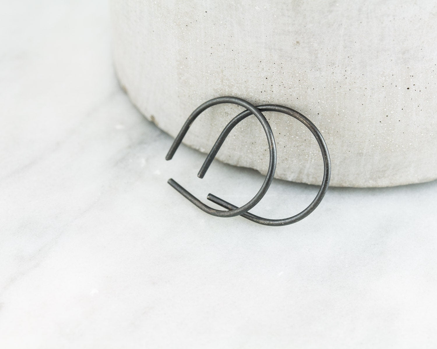 Boucles d'oreilles noires en argent recyclé, boucles d'oreilles minimalistes, cadeau pour elle ou lui, cadeau de Noël