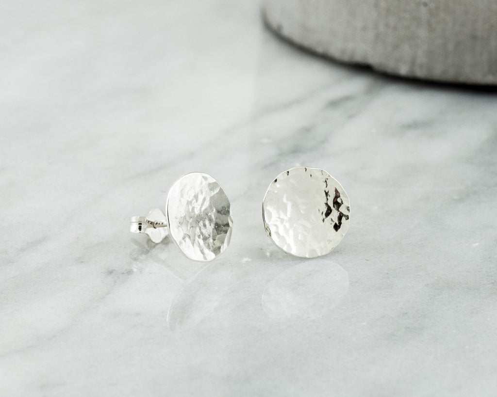 Boucles d'oreilles à tige martelées, clous minimalistes pour homme, clous d'oreilles ronds en argent, cadeau pour elle, bijoux de Noël