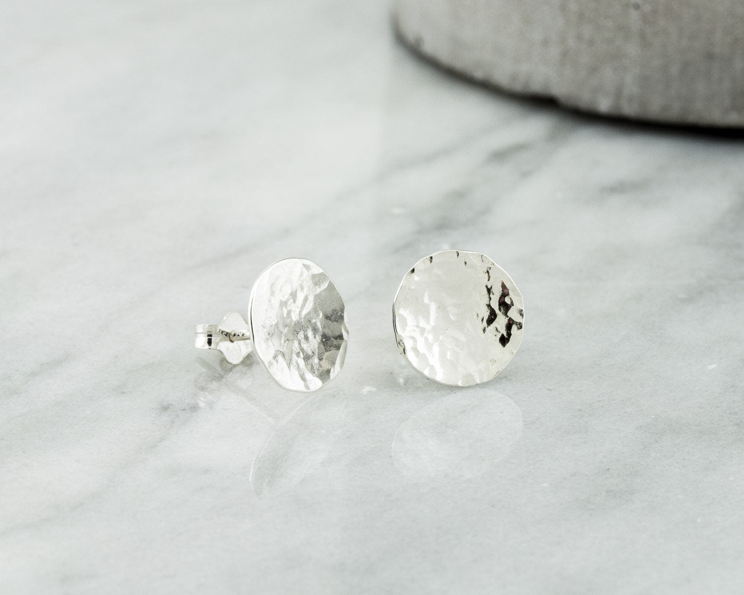 Boucles d'oreilles à tige martelées, clous minimalistes pour homme, clous d'oreilles ronds en argent, cadeau pour elle, bijoux de Noël