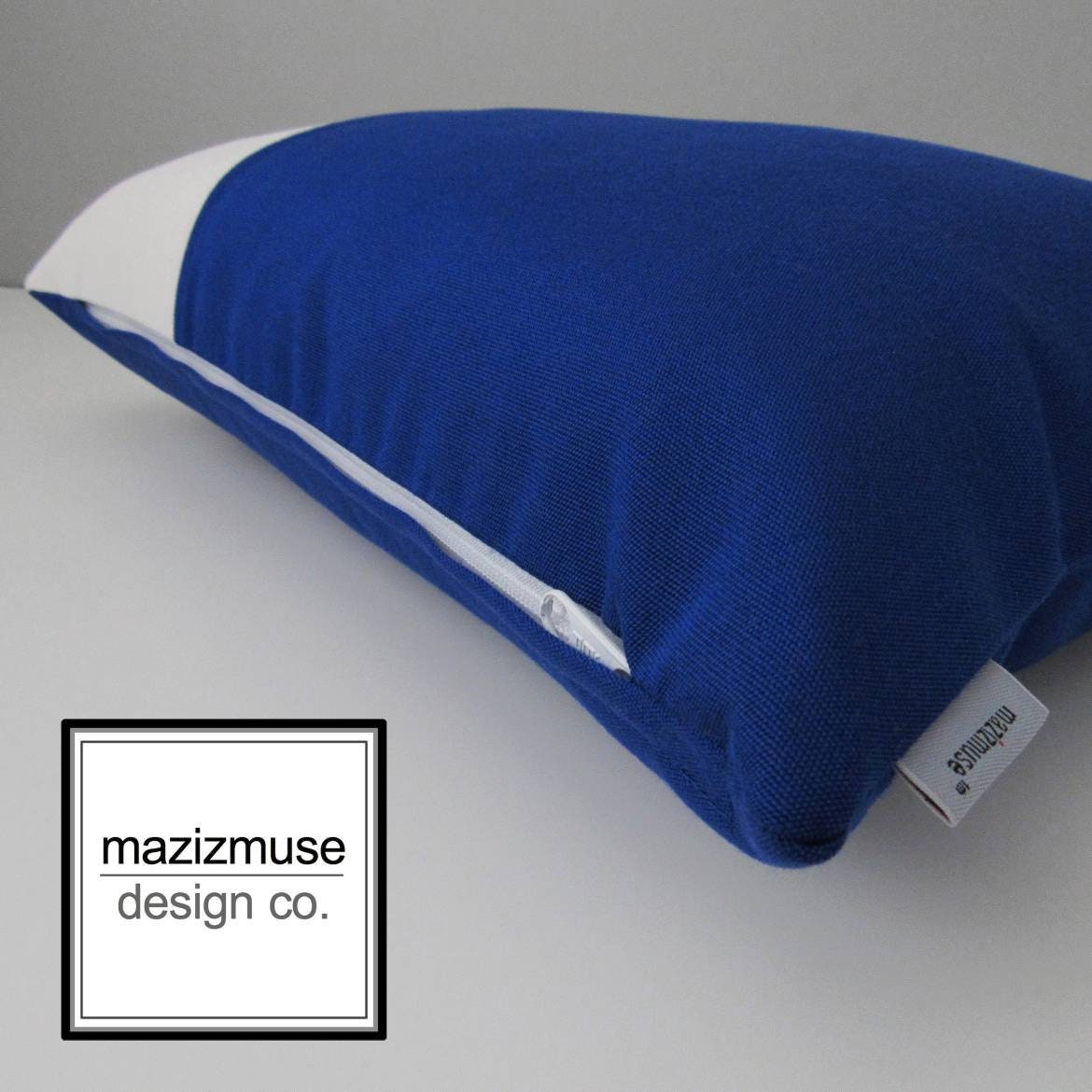 Housse de coussin d'extérieur Sunbrella® bleu véritable avec bloc de couleur blanc, coussins modernes