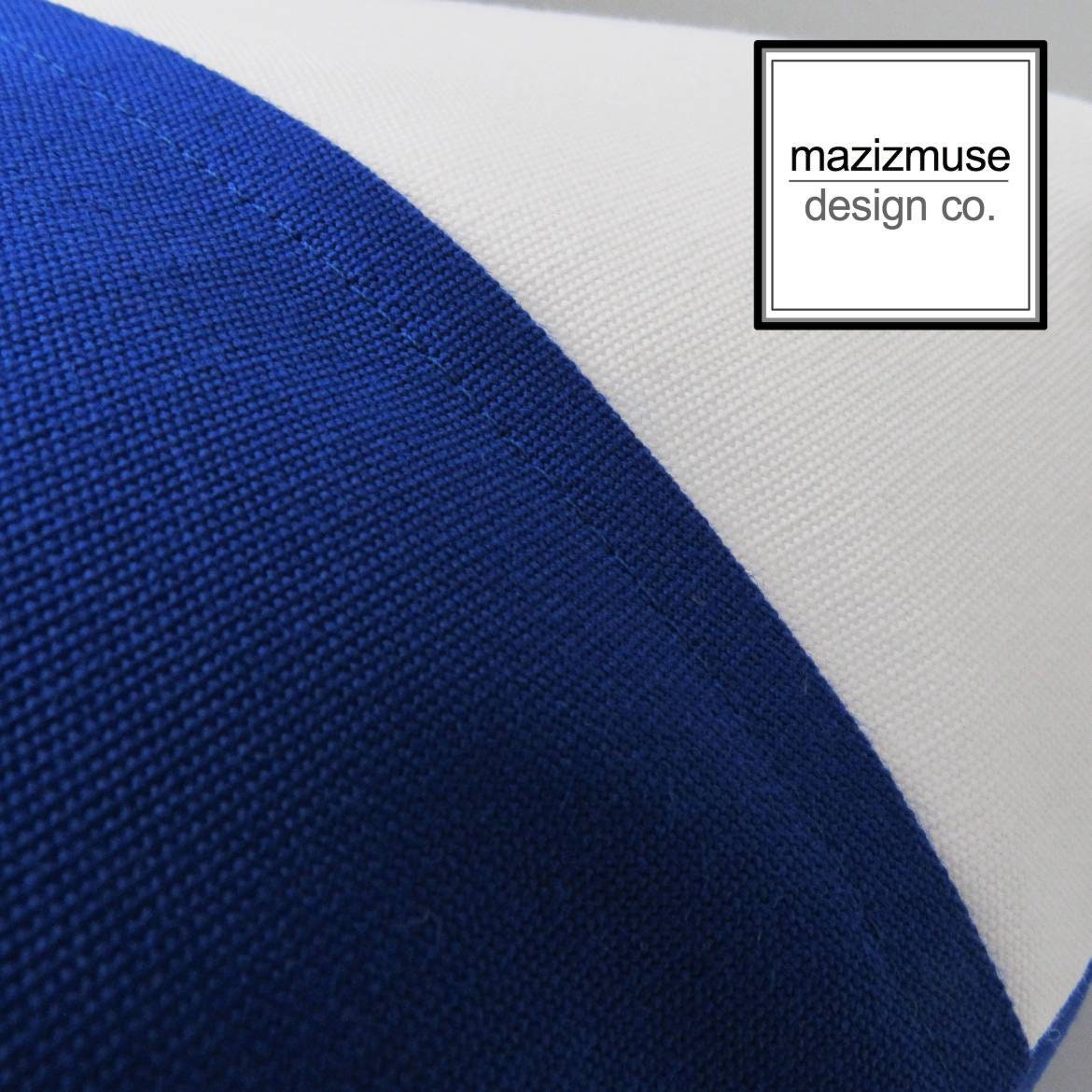 Housse de coussin d'extérieur Sunbrella® bleu véritable avec bloc de couleur blanc, coussins modernes