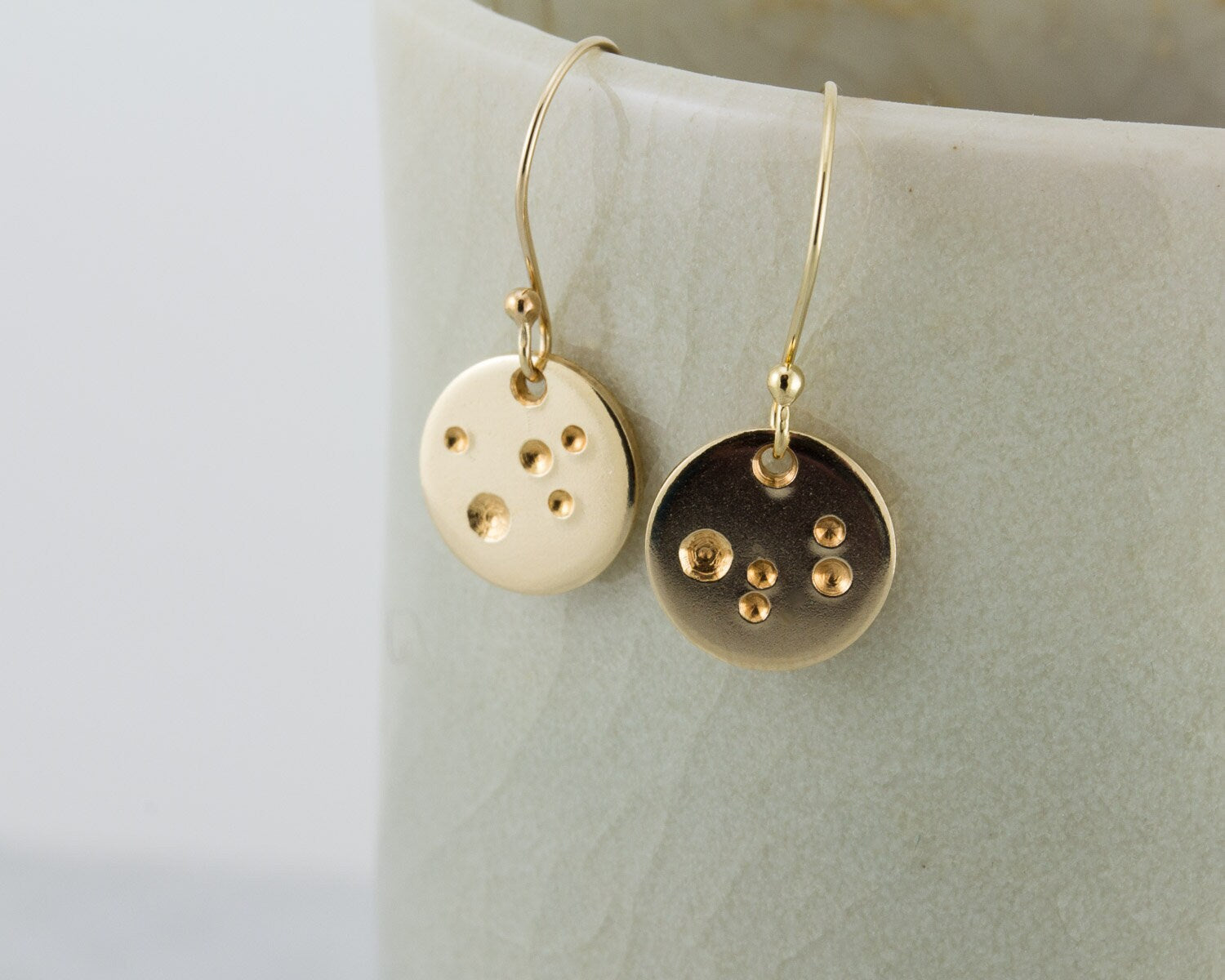 Petites boucles d'oreilles en or, boucles d'oreilles pendantes lune en or, boucles d'oreilles en or rempli 14 carats, boucles d'oreilles célestes, cadeau pour elle
