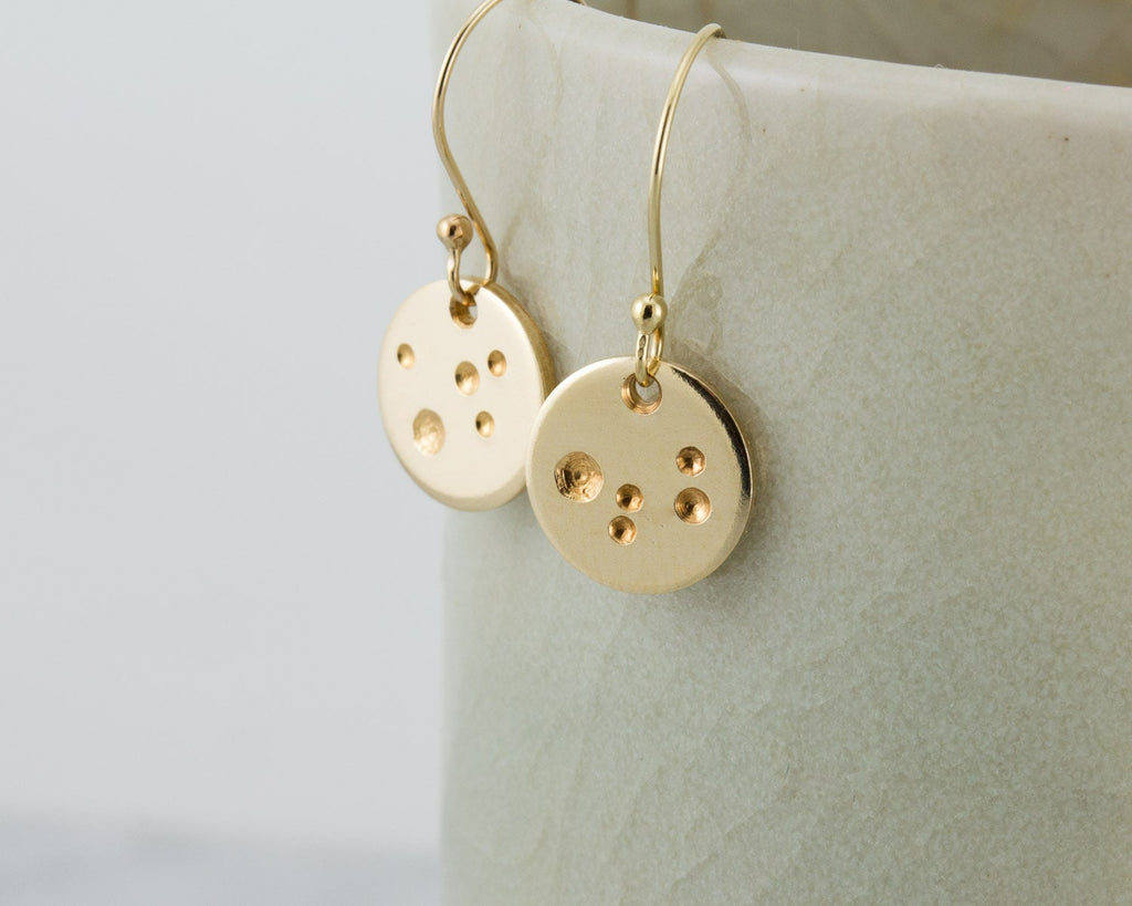 Petites boucles d'oreilles en or, boucles d'oreilles pendantes lune en or, boucles d'oreilles en or rempli 14 carats, boucles d'oreilles célestes, cadeau pour elle