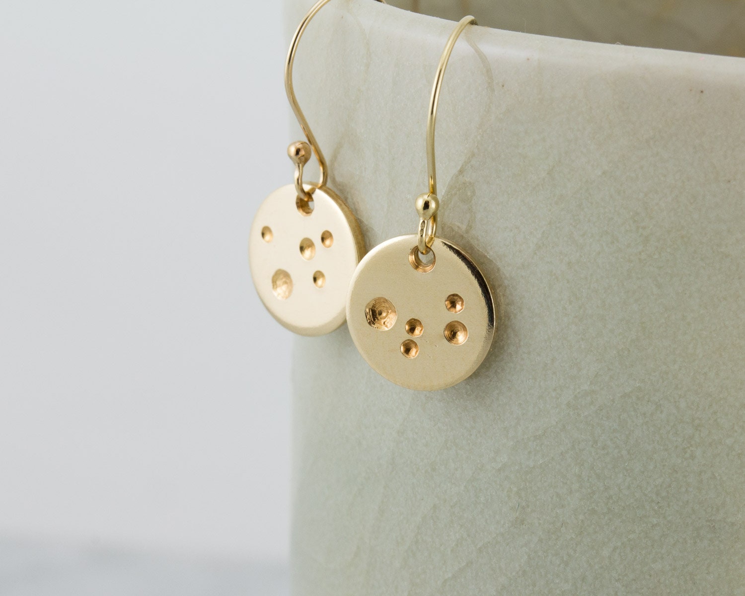 Petites boucles d'oreilles en or, boucles d'oreilles pendantes lune en or, boucles d'oreilles en or rempli 14 carats, boucles d'oreilles célestes, cadeau pour elle
