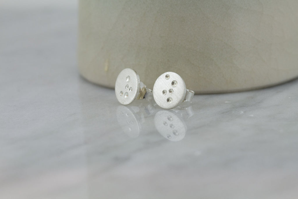 Boucles d'oreilles à tige en argent • Boucles d'oreilles lune en argent brossé • Petites boucles d'oreilles à tige • Clous d'oreilles en argent recyclé • Cadeau de bijoux pour elle