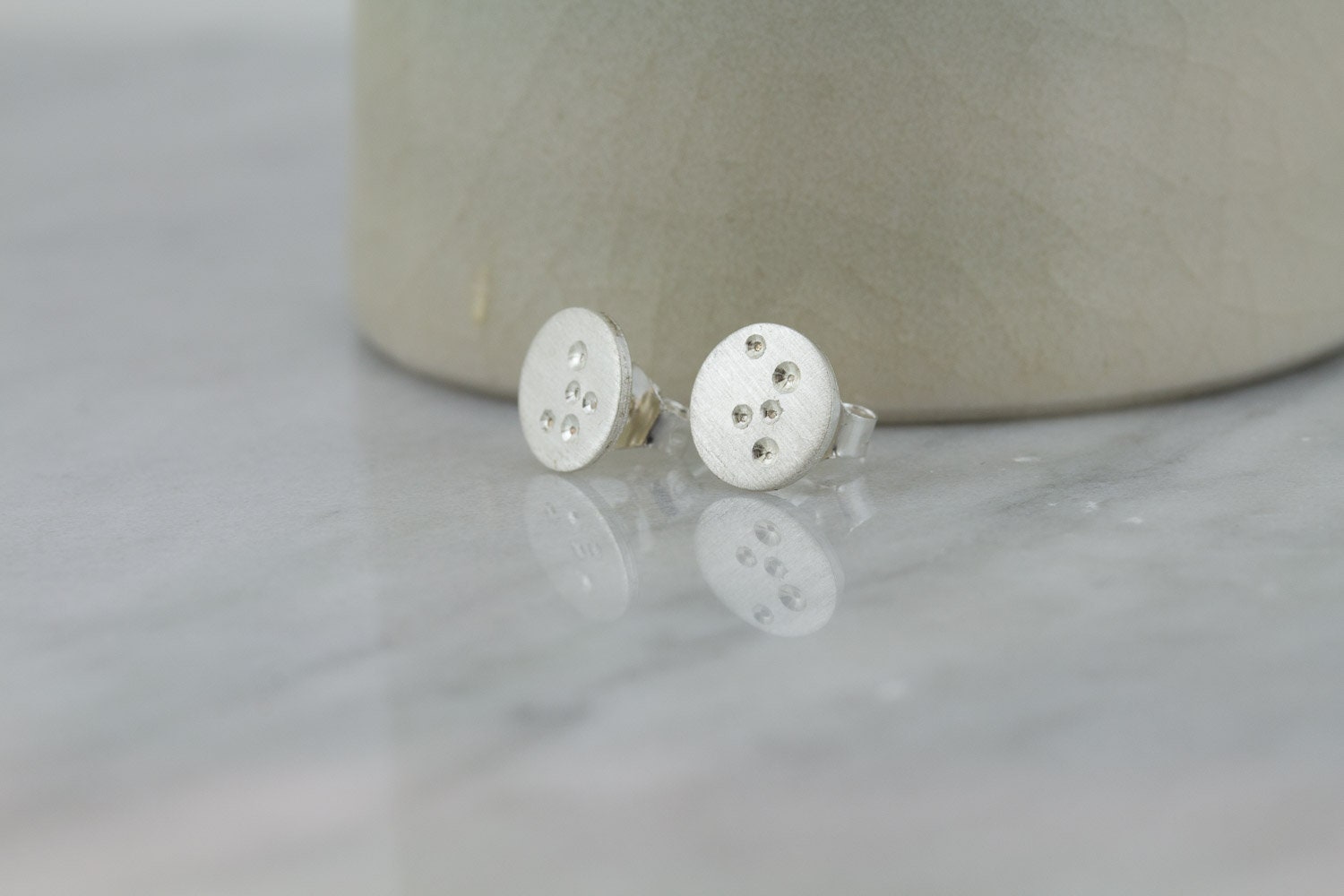 Boucles d'oreilles à tige en argent • Boucles d'oreilles lune en argent brossé • Petites boucles d'oreilles à tige • Clous d'oreilles en argent recyclé • Cadeau de bijoux pour elle