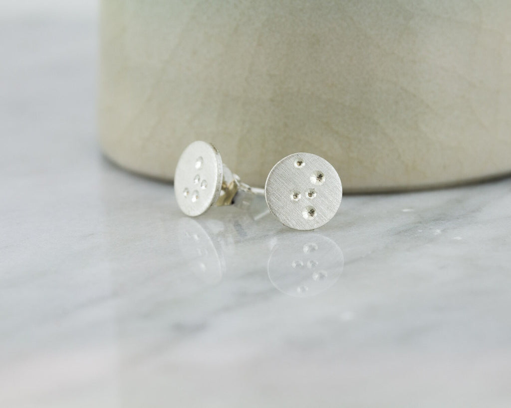 Boucles d'oreilles à tige en argent • Boucles d'oreilles lune en argent brossé • Petites boucles d'oreilles à tige • Clous d'oreilles en argent recyclé • Cadeau de bijoux pour elle