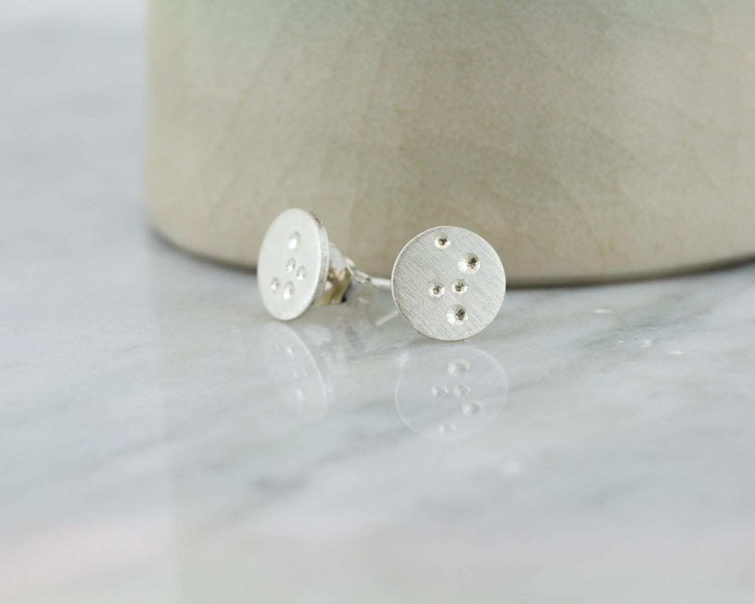 Boucles d'oreilles à tige en argent • Boucles d'oreilles lune en argent brossé • Petites boucles d'oreilles à tige • Clous d'oreilles en argent recyclé • Cadeau de bijoux pour elle