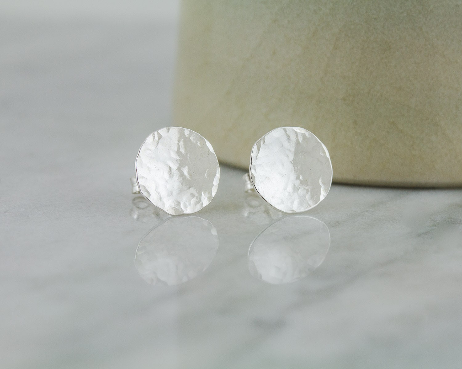 Boucles d'oreilles à tige martelées, clous minimalistes pour homme, clous d'oreilles ronds en argent, cadeau pour elle, bijoux de Noël