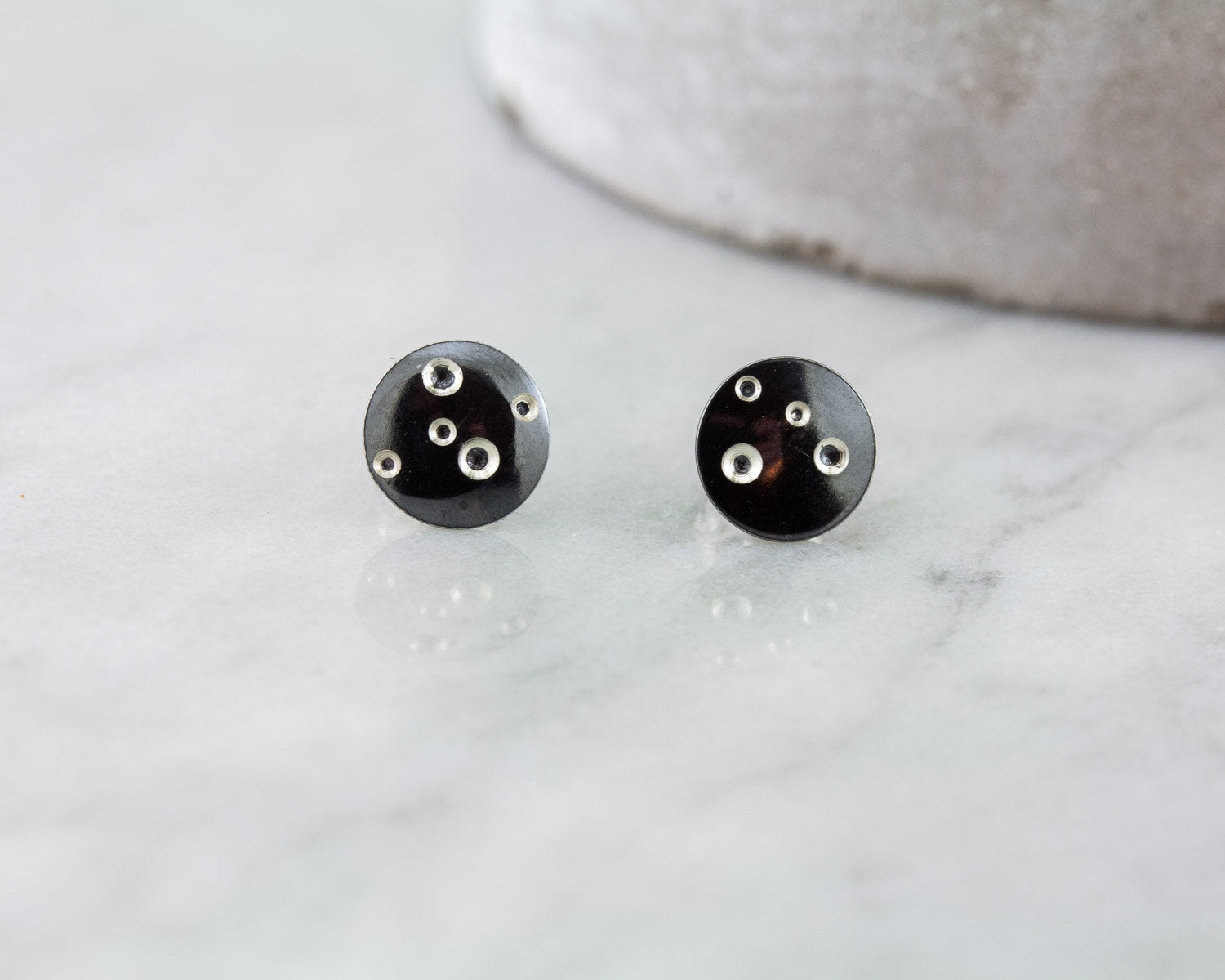 Boucles d'oreilles à tige noires, boucles d'oreilles célestes, boucles d'oreilles cercle noir, boucles d'oreilles ciel nocturne, boucles d'oreilles argent noir