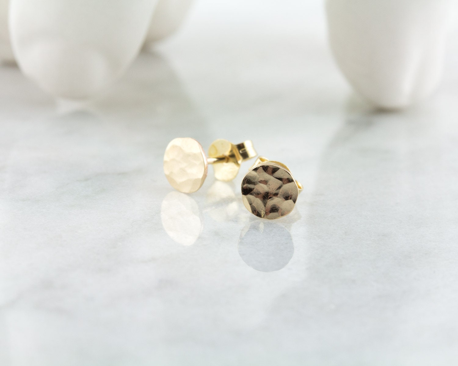 Clous d'oreilles délicats en or martelé - Boucles d'oreilles minimalistes chics pour elle