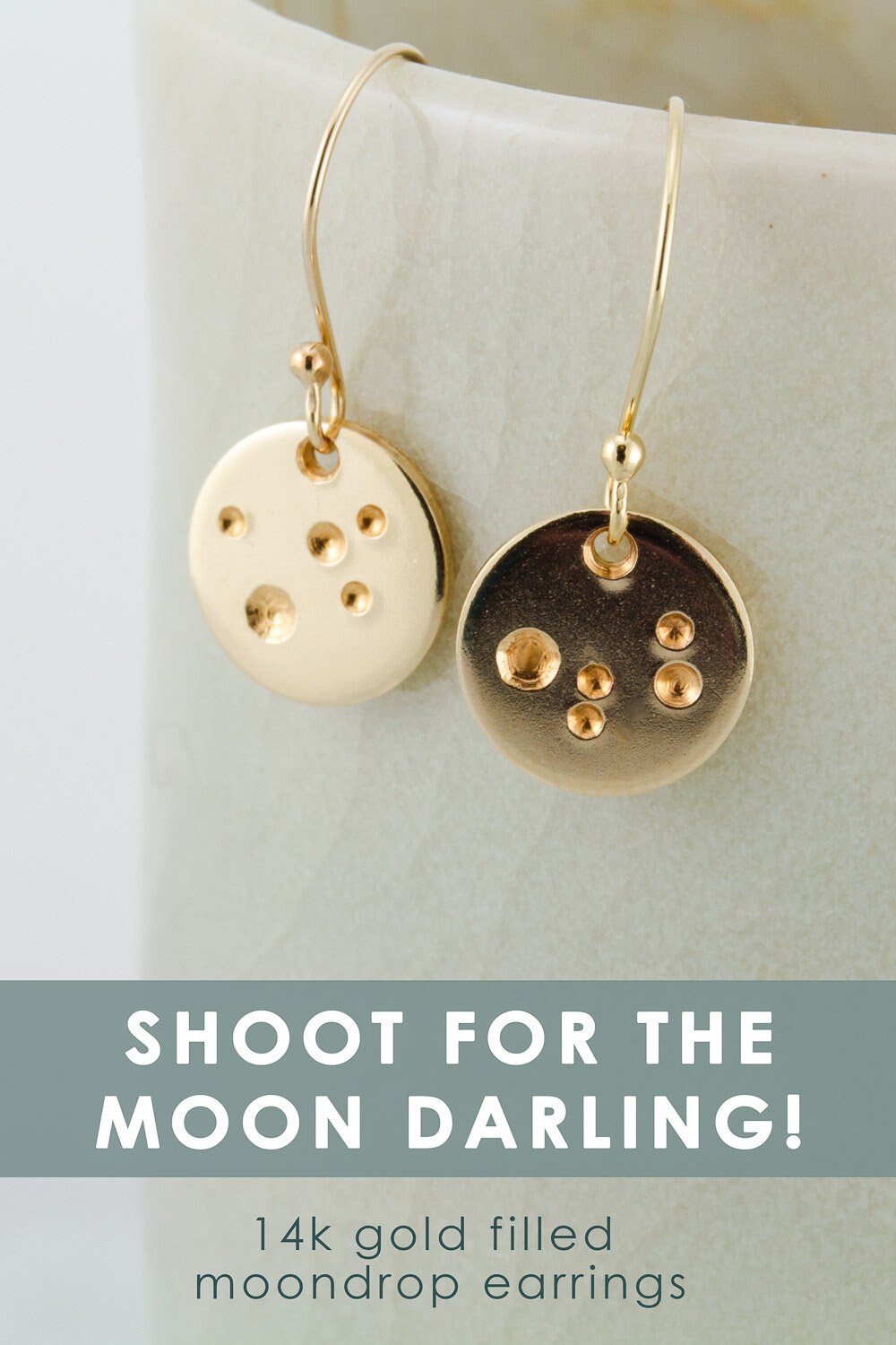 Petites boucles d'oreilles en or, boucles d'oreilles pendantes lune en or, boucles d'oreilles en or rempli 14 carats, boucles d'oreilles célestes, cadeau pour elle