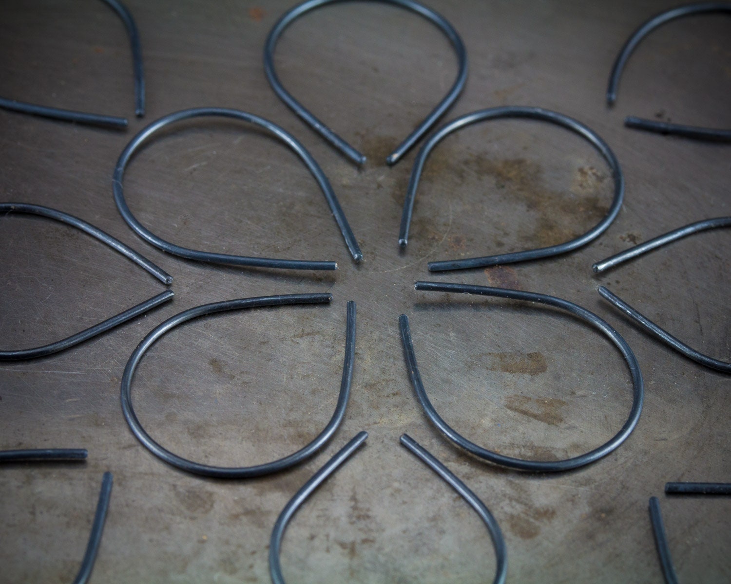 Boucles d'oreilles noires en argent recyclé, boucles d'oreilles minimalistes, cadeau pour elle ou lui, cadeau de Noël