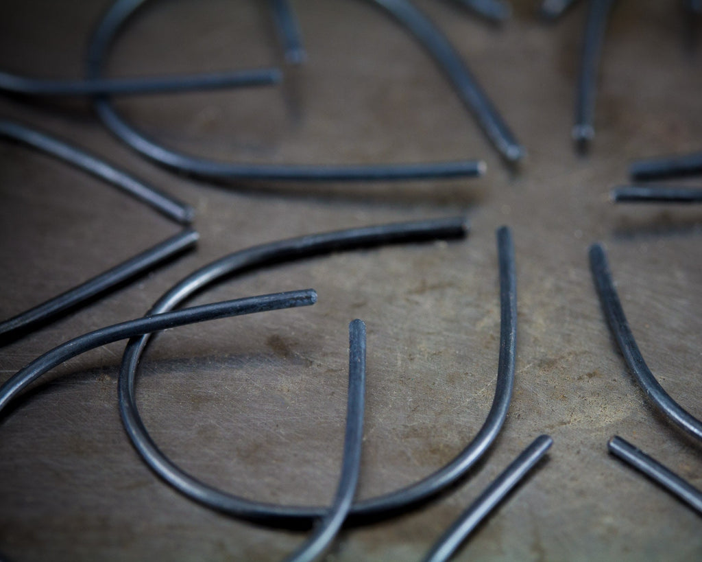 Boucles d'oreilles noires en argent recyclé, boucles d'oreilles minimalistes, cadeau pour elle ou lui, cadeau de Noël
