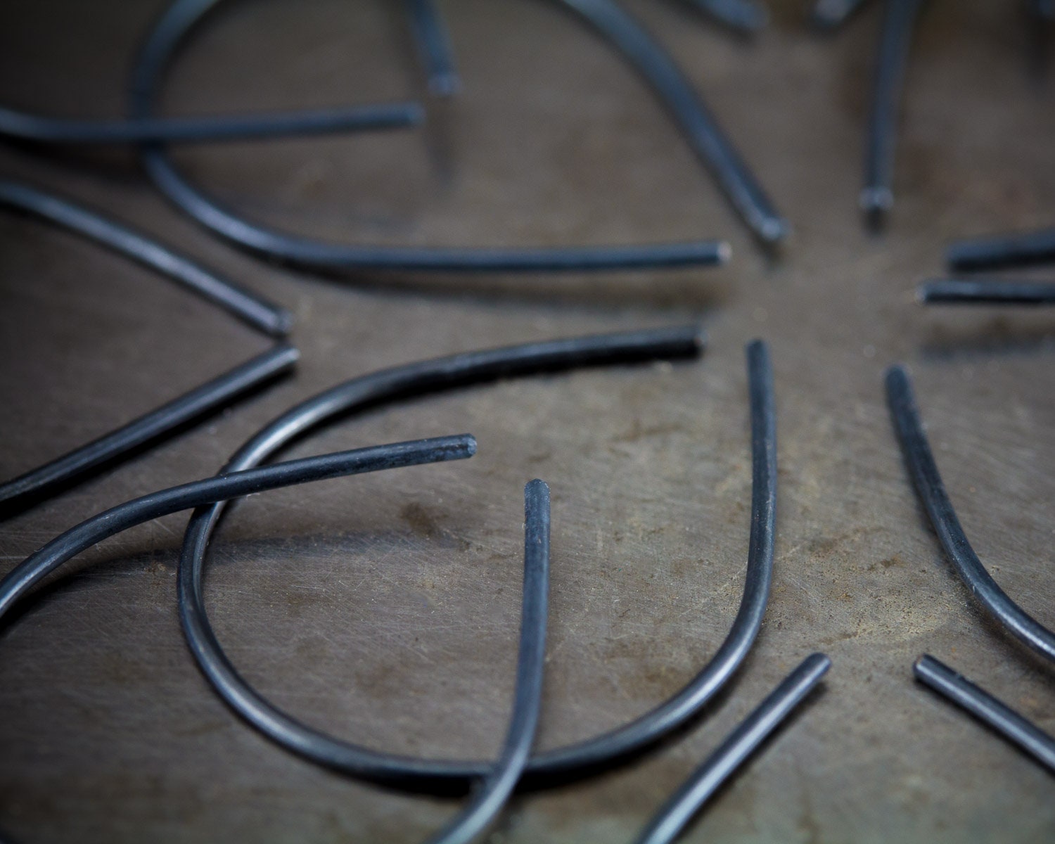 Boucles d'oreilles noires en argent recyclé, boucles d'oreilles minimalistes, cadeau pour elle ou lui, cadeau de Noël