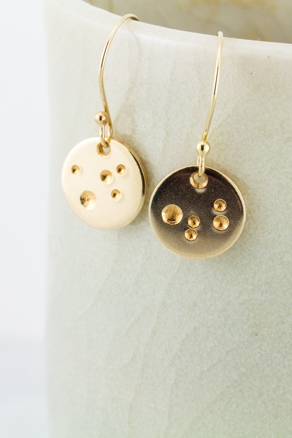 Petites boucles d'oreilles en or, boucles d'oreilles pendantes lune en or, boucles d'oreilles en or rempli 14 carats, boucles d'oreilles célestes, cadeau pour elle