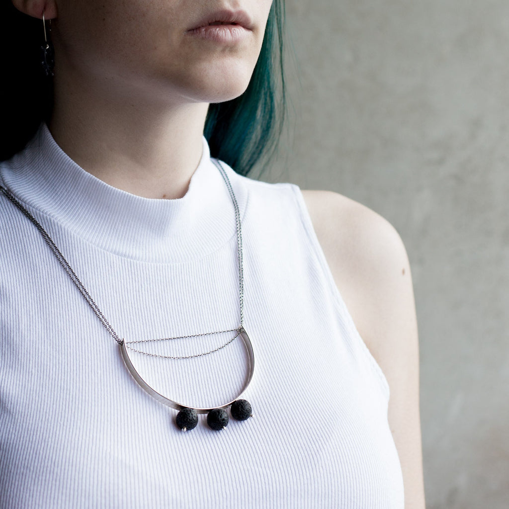 Collier tendance pour femme, collier en argent recyclé, grand collier audacieux, collier en pierre de lave, collier diffuseur d'huile minimaliste
