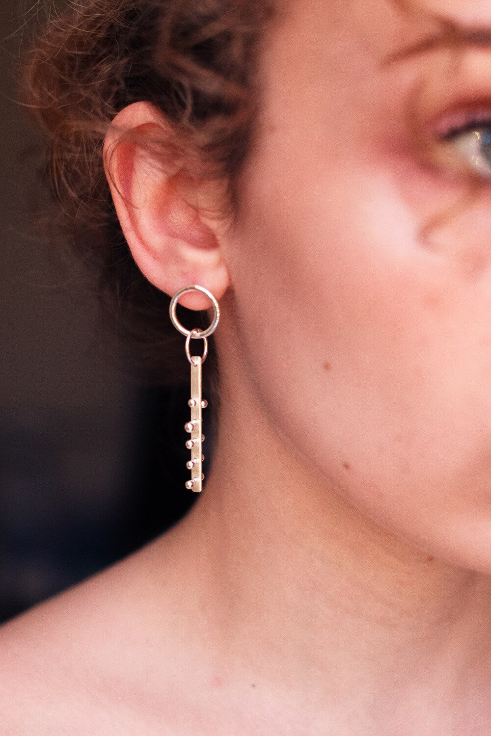Boucles d'oreilles créoles et barre - Boucles d'oreilles à tige géométriques - Élégantes boucles d'oreilles en argent à offrir pour elle - Boucles d'oreilles longues et rondes - Boucles d'oreilles urbaines