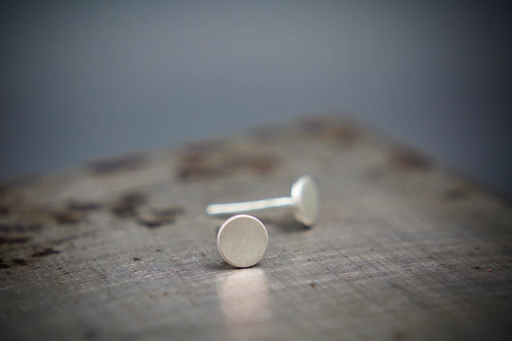Petites boucles d'oreilles à tige, boucles d'oreilles à tige rondes en argent, cadeau pour femme, boucles d'oreilles à tige unisexes, boucles d'oreilles en argent recyclé, clous en argent brossé