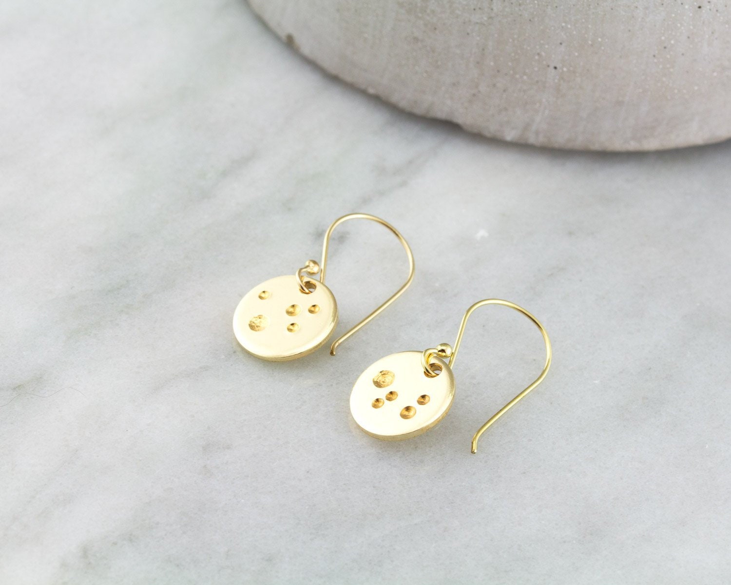 Petites boucles d'oreilles en or, boucles d'oreilles pendantes lune en or, boucles d'oreilles en or rempli 14 carats, boucles d'oreilles célestes, cadeau pour elle