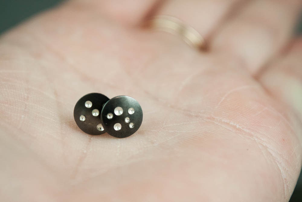 Boucles d'oreilles à tige noires, boucles d'oreilles célestes, boucles d'oreilles cercle noir, boucles d'oreilles ciel nocturne, boucles d'oreilles argent noir