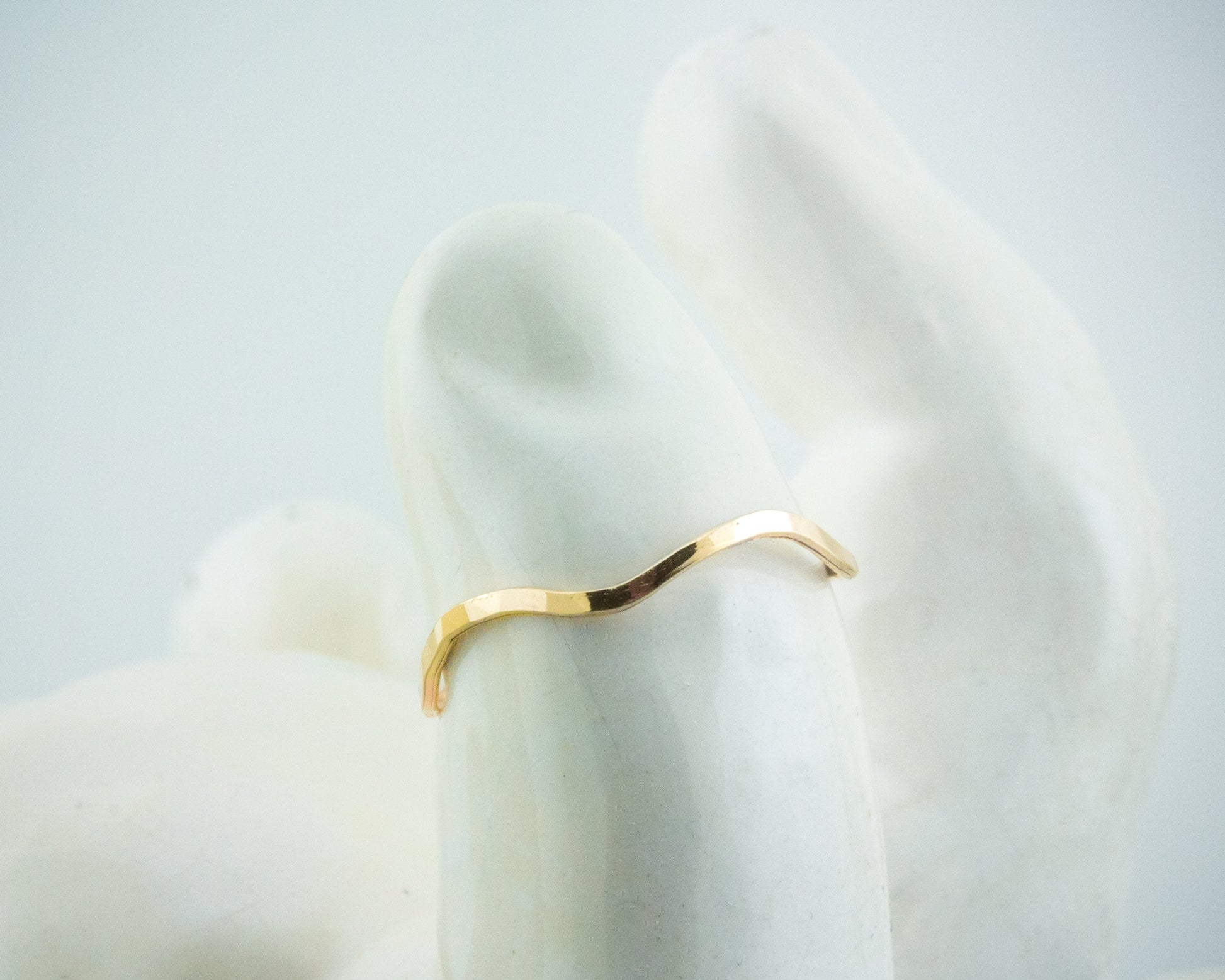 Bague fine en or martelé motif vague – Bague empilable délicate en or rempli 14 carats, cadeau pour elle