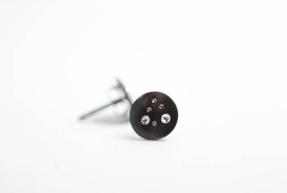 Boucles d'oreilles à tige noires, boucles d'oreilles célestes, boucles d'oreilles cercle noir, boucles d'oreilles ciel nocturne, boucles d'oreilles argent noir