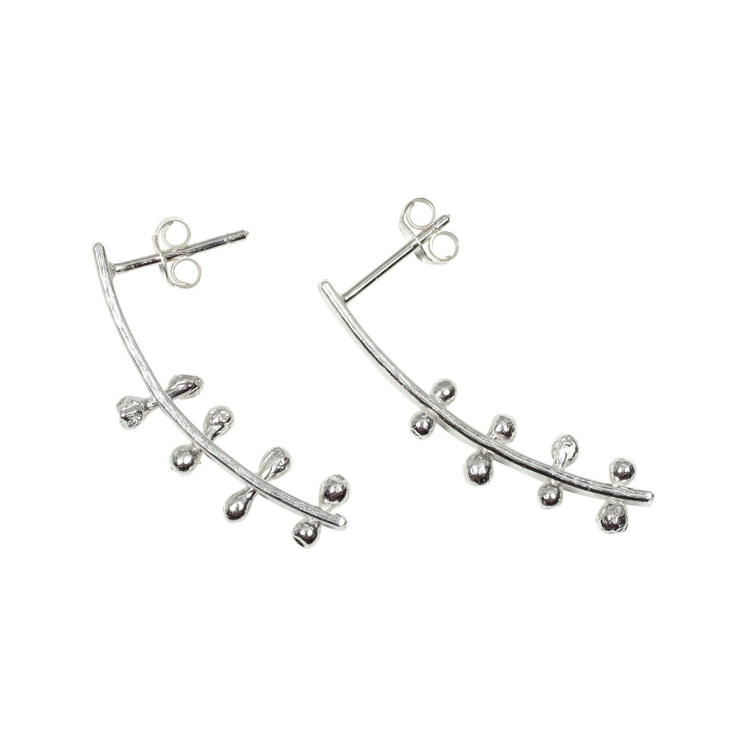 Boucles d'oreilles à tige incurvées, boucles d'oreilles tendance, bijoux avant-gardistes, boucles d'oreilles en argent recyclé, clous incurvés en argent