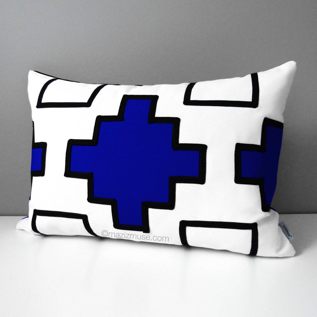 Housse de coussin décorative d'extérieur Sunbrella® noire et bleu marine, motif géométrique