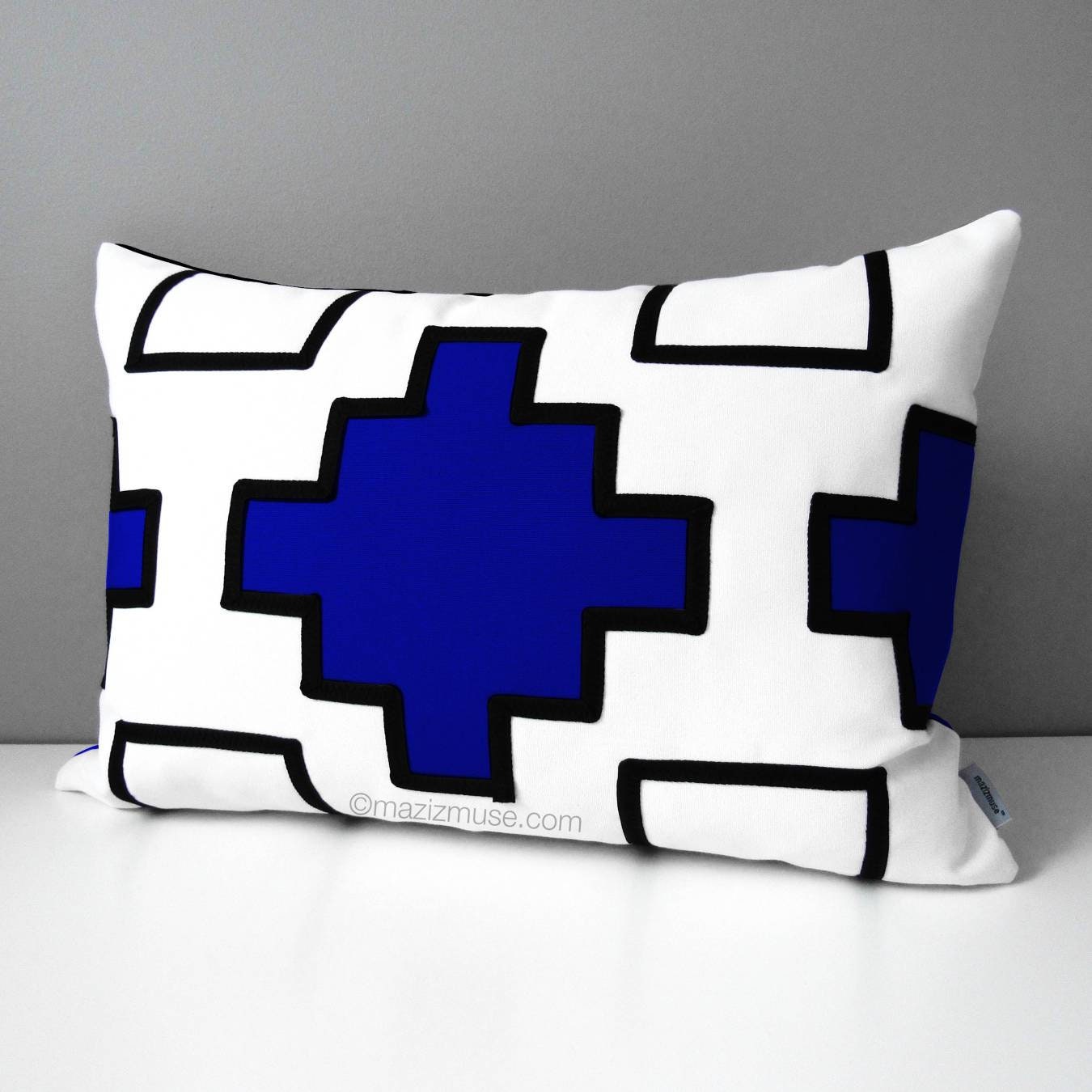 Housse de coussin décorative d'extérieur Sunbrella® noire et bleu marine, motif géométrique