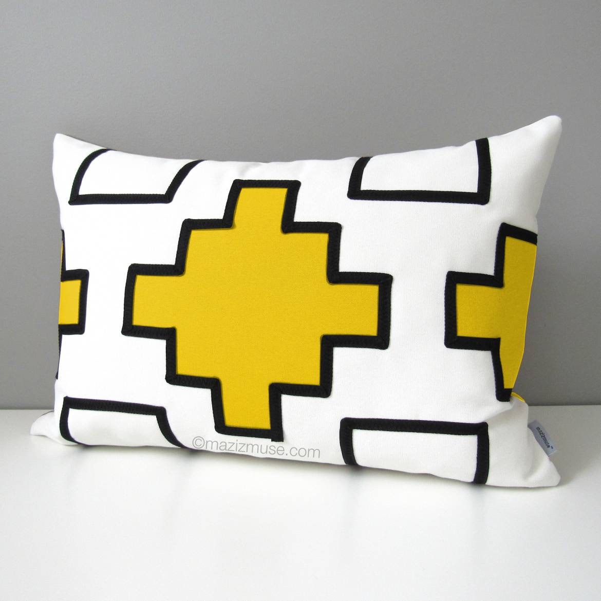 Housse de coussin d'extérieur Sunbrella® géométrique noire et jaune