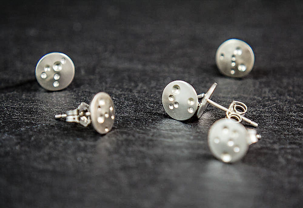 Boucles d'oreilles à tige en argent • Boucles d'oreilles lune en argent brossé • Petites boucles d'oreilles à tige • Clous d'oreilles en argent recyclé • Cadeau de bijoux pour elle
