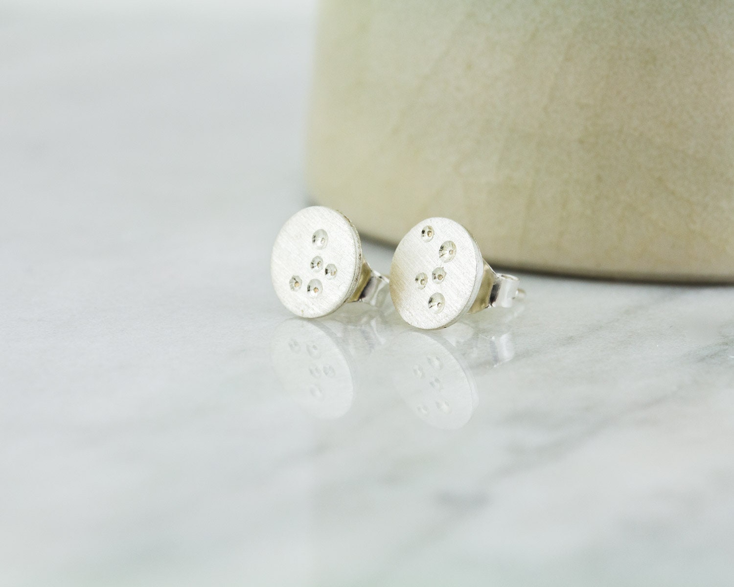 Boucles d'oreilles à tige en argent • Boucles d'oreilles lune en argent brossé • Petites boucles d'oreilles à tige • Clous d'oreilles en argent recyclé • Cadeau de bijoux pour elle