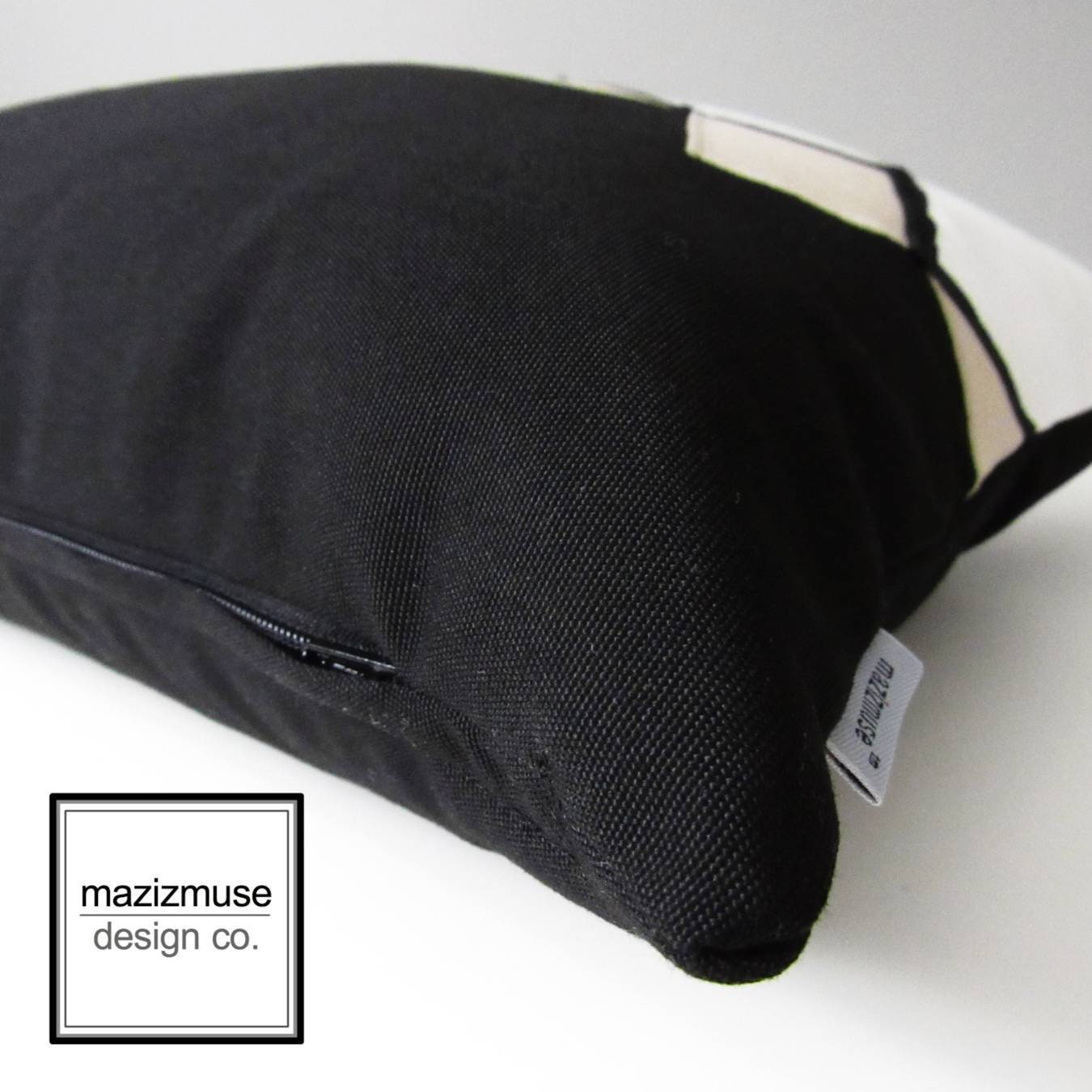 Housse de coussin d'extérieur moderne Sunbrella®, motif géométrique noir, blanc et gris
