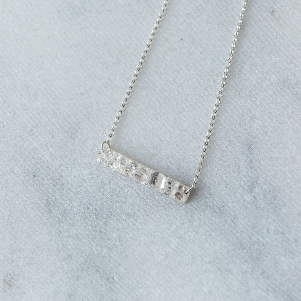 Collier en diamant brut, collier en diamant Herkimer, collier en barre de diamant, bijou minimaliste, ras de cou de mariée, collier avec pierre de naissance d'avril, Luxezen
